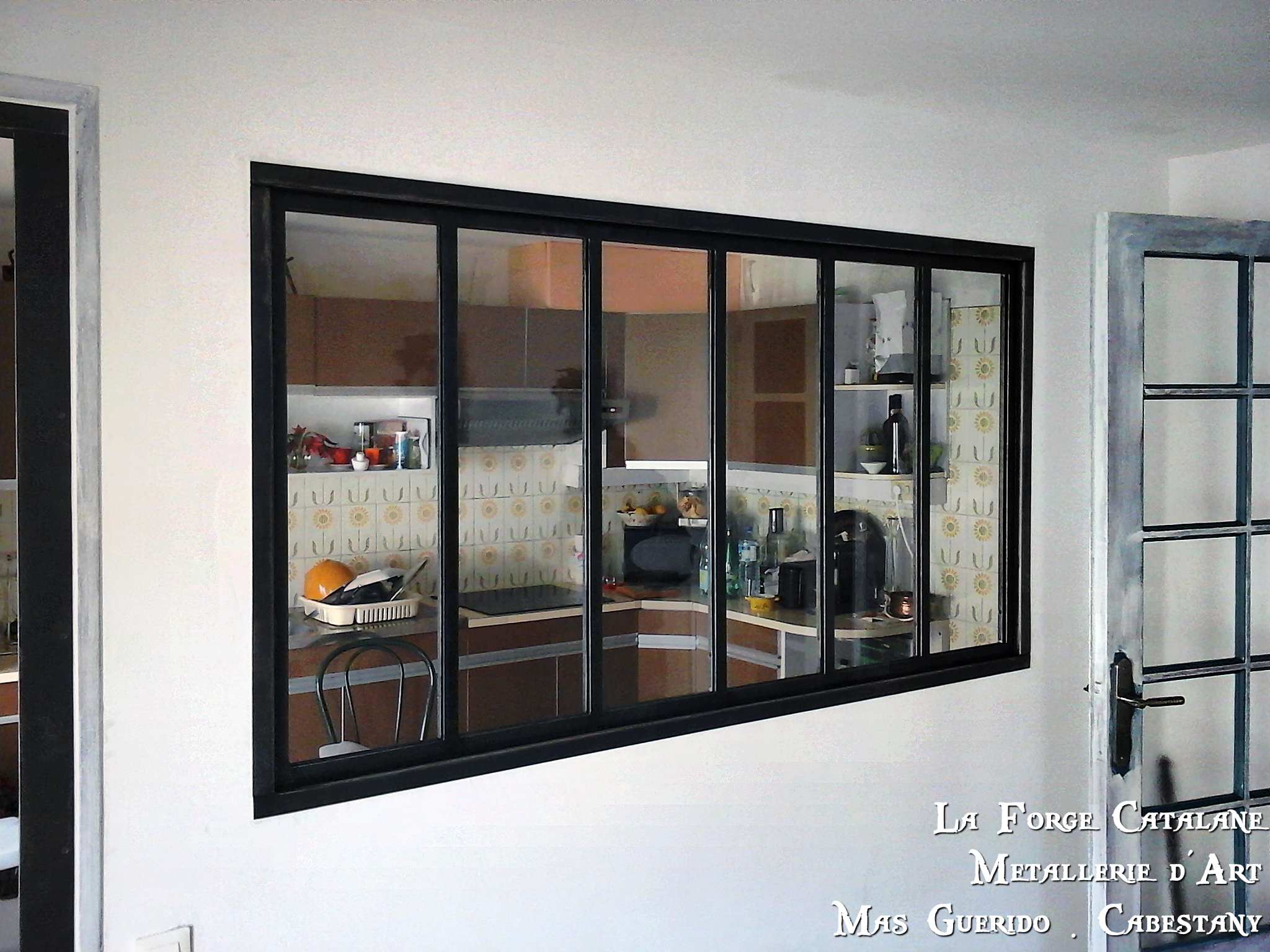 verriere fixe clair toute hauteur et capotage fer forge catalane cabestany.jpg